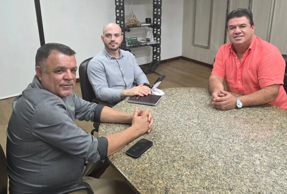 Marquinho Viana e prefeito Cris de Dema discutem investimento para infraestrutura em Piripá na Seinfra