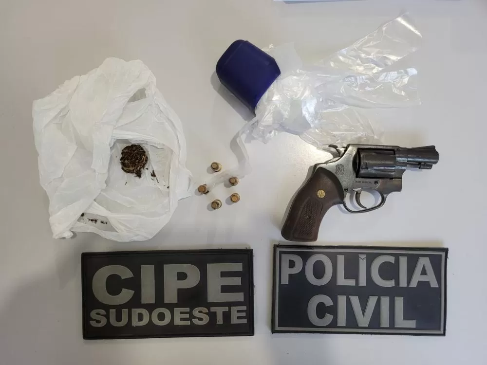 Polícia apreende arma de fogo durante operação em bar de Brumado