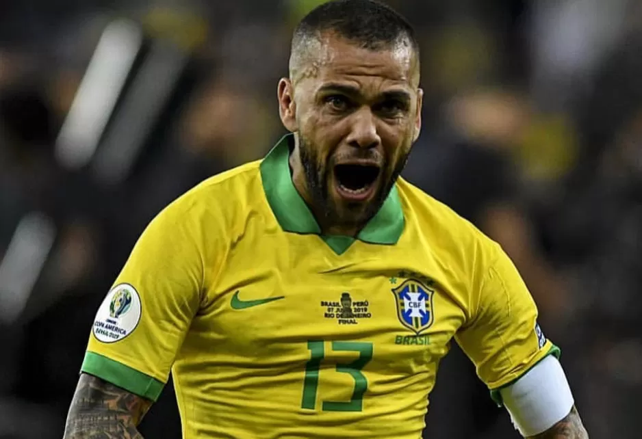 Daniel Alves é condenado a 4 anos de prisão por caso de estupro