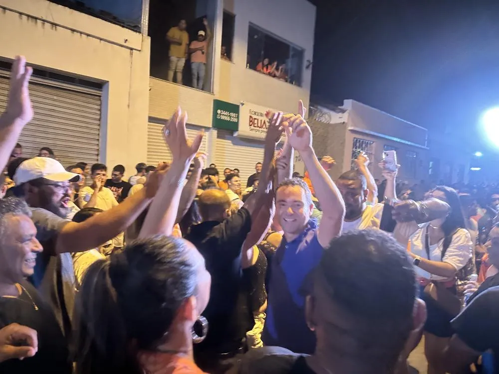 Multidão celebra vitória de Fabrício Abrantes com Bell Marques e Tayrone em Brumado