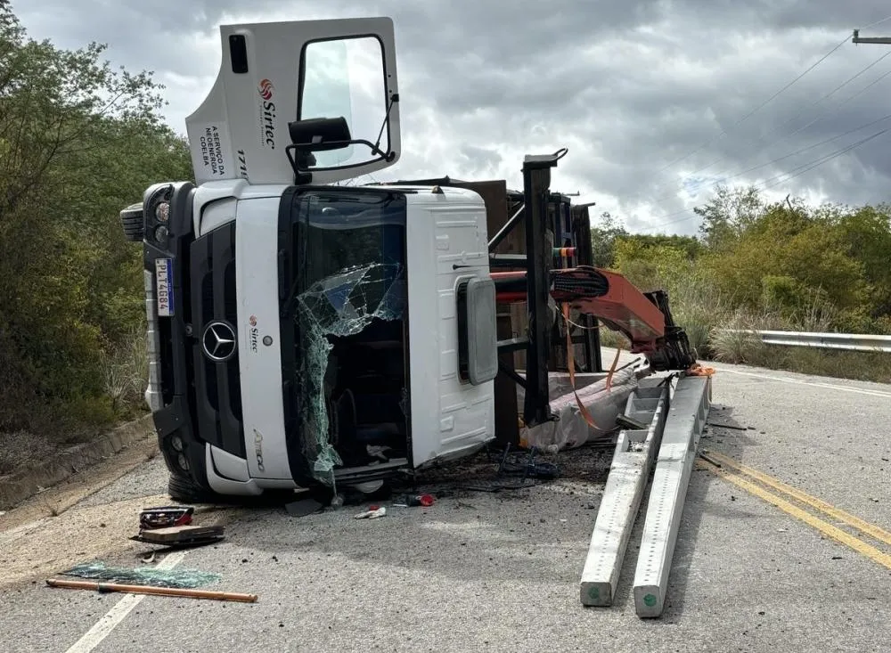 Caminhão capota na BA-148 no trecho entre Rio de Contas e Marcolino Moura