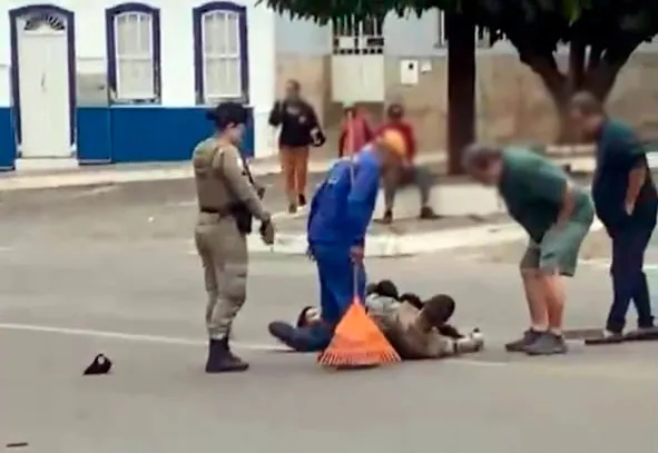 Caetité: homem é baleado após atacar policial com pedaço de madeira na Praça da Catedral