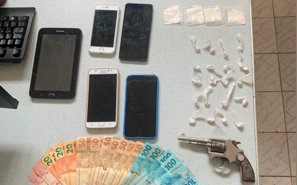 Operação conjunta apreende drogas, arma e dinheiro na zona rural de Condeúba