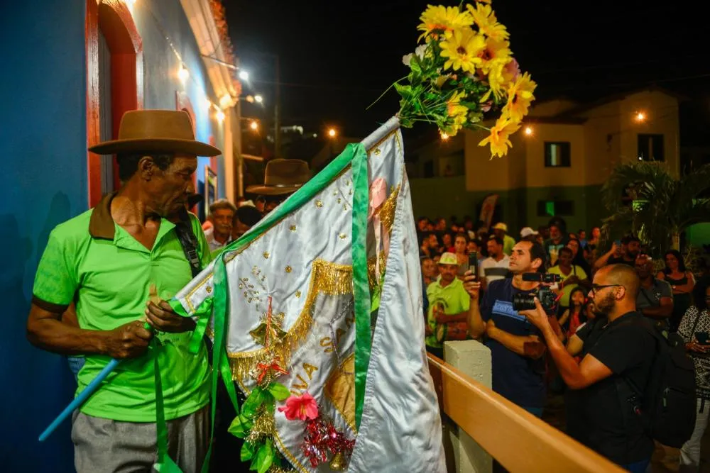 Produtora baiana Olho de Peixe completa 21 anos celebrando sucesso de público na exposição multilinguagem 'Reiseiros, vida de sorte e saúde', em Caetité