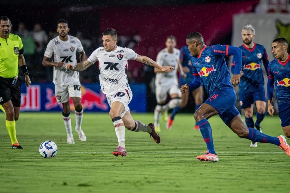 Vitória é goleado pelo Bragantino por 4x0 e se complica no Brasileirão