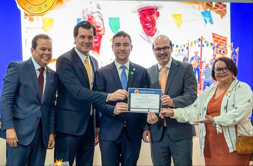 Prefeito Fabrício Abrantes recebe Selo Transparência 2026 pelos festejos juninos em cerimônia no MPBA