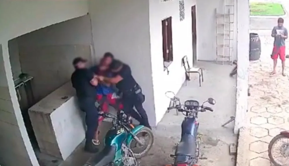 Guardas Municipais de Caraíbas são flagrados agredindo jovem em Oficina Mecânica