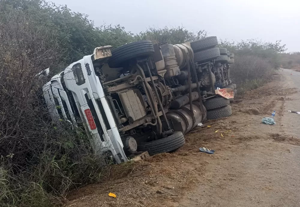 Caminhão carregado com produtos de limpeza tomba na BA-026, próximo a Contendas do Sincorá