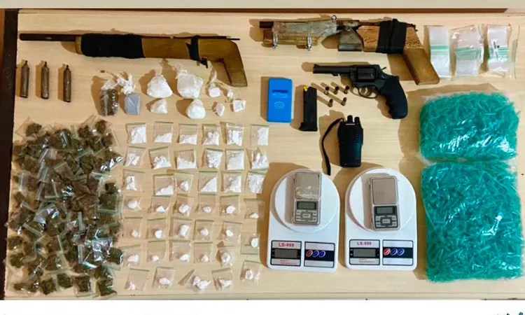 Confronto policial em Ibicoara resulta na morte de criminoso e apreensão de arsenal e droga