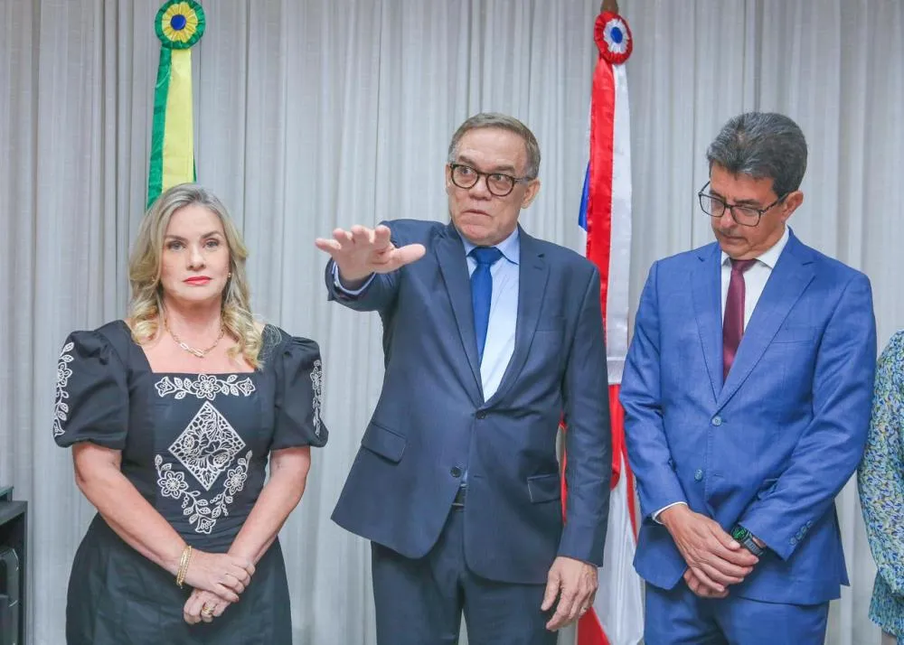 Ivana Bastos conduz posse de Luciano Ribeiro na Assembleia Legislativa da Bahia