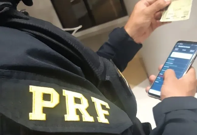 Em Jequié, PRF prende mulher que se passava por médica na BR-116