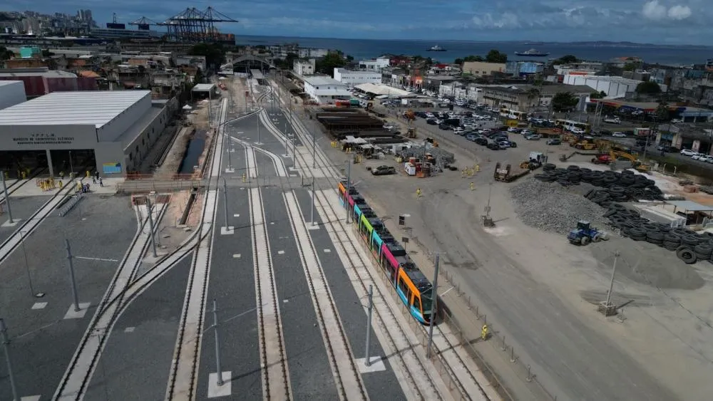 Obra do Governo do Estado, VLT faz primeira viagem-teste e marca avanço na mobilidade da capital baiana