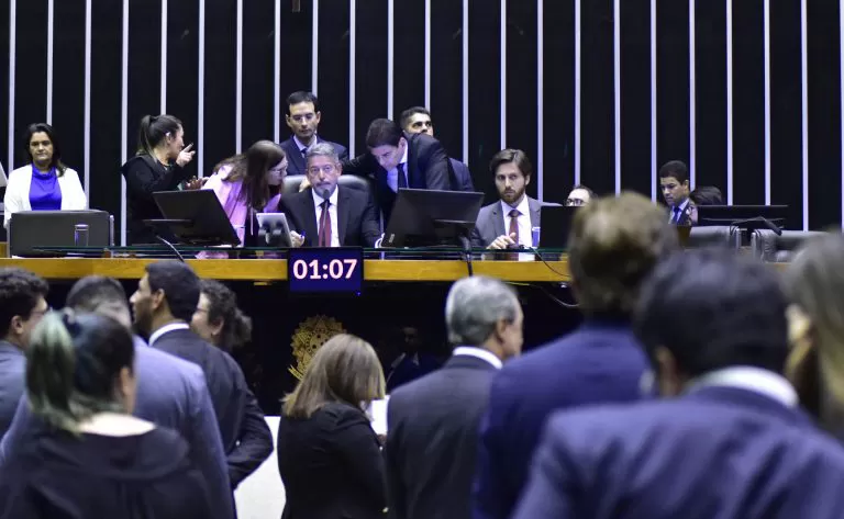 Câmara dos Deputados conclui votação do arcabouço fiscal e preserva Fundeb e FCDF