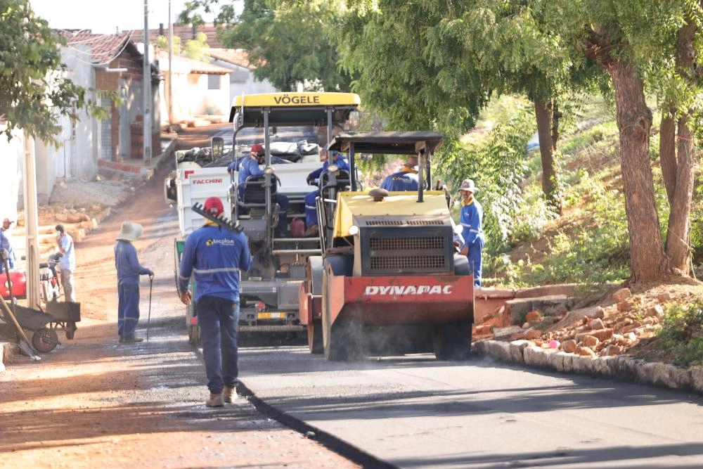 Gestão Fabrício Abrantes intensifica obras de asfaltamento e beneficia vários bairros de Brumado