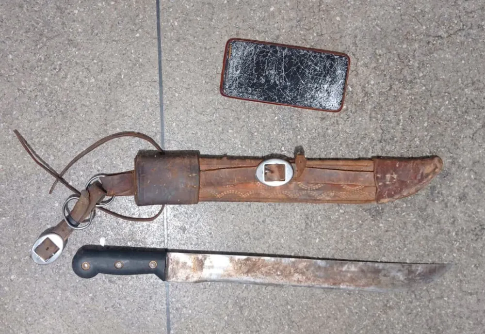 Homem é preso após ameaçar companheira com facão e destruir objetos da casa em Contendas do Sincorá