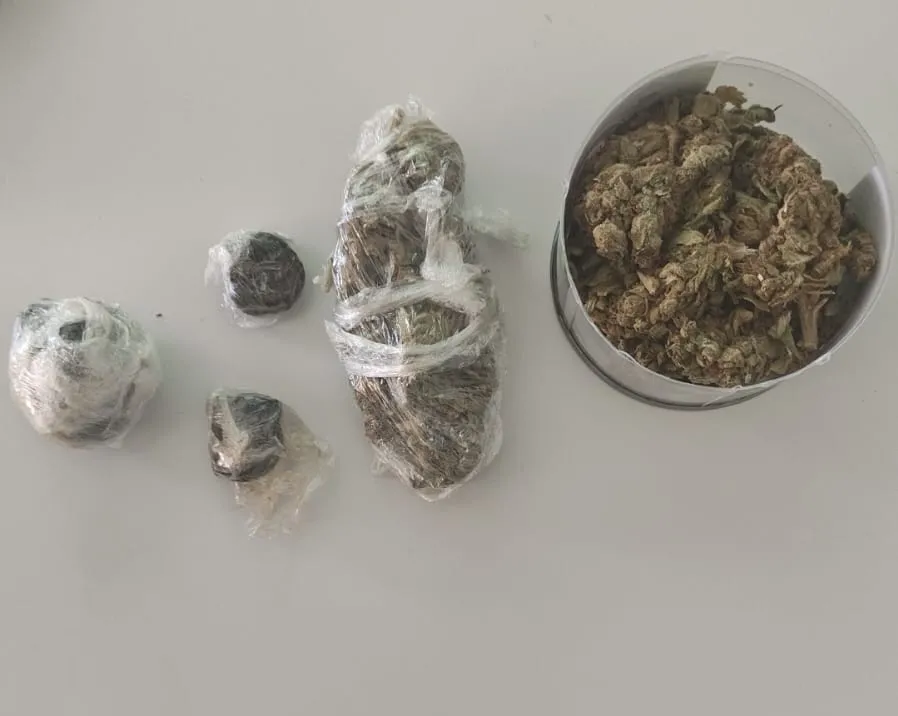 CIPRv/Brumado apreende drogas durante abordagem na BA-142, em Tanhaçu