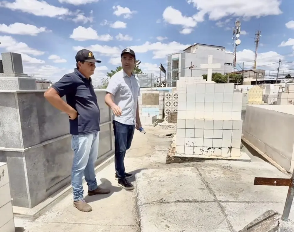 Prefeito Fabrício Abrantes acompanha obras de requalificação em cemitérios de Brumado