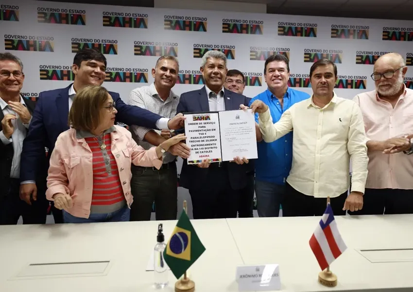 Deputado Marquinho Viana celebra assinatura de ordem de serviço para pavimentação de 20 km na BA-148 entre Abaíra e Catolés