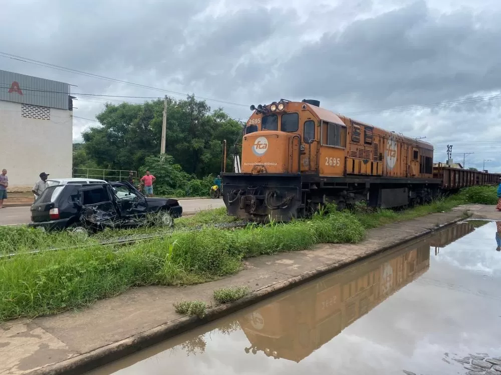 Brumado: Colisão envolvendo trem e carro é registrada no centro da cidade