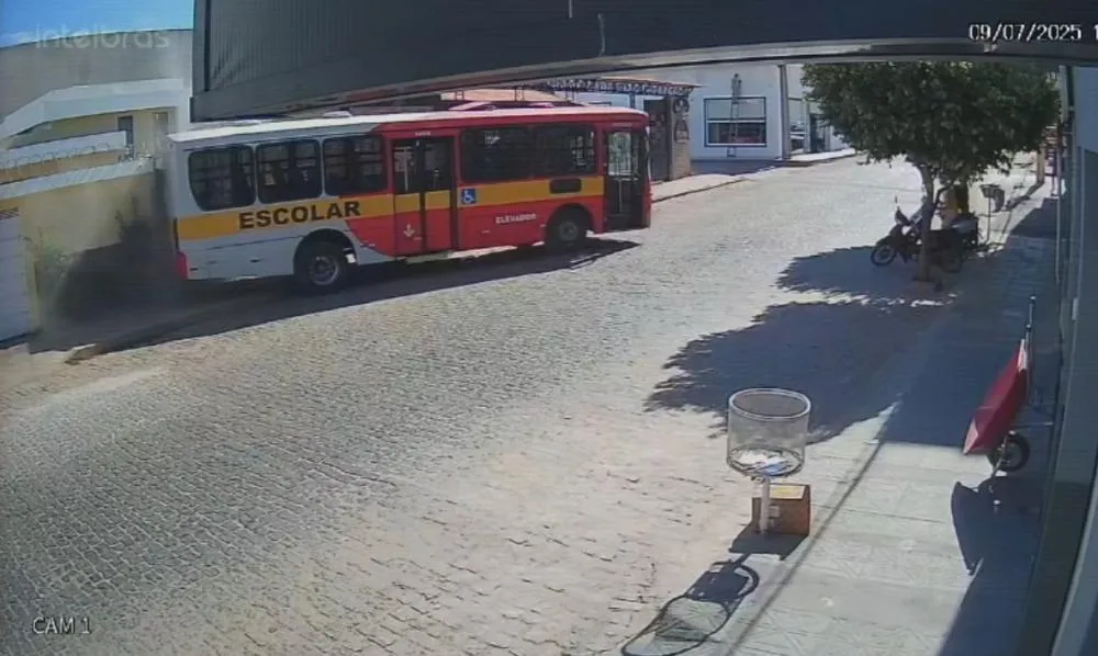Vídeo: Motorista para para lanchar em padaria e ônibus desce desgovernado, atingindo casa no bairro Santa Tereza, em Brumado