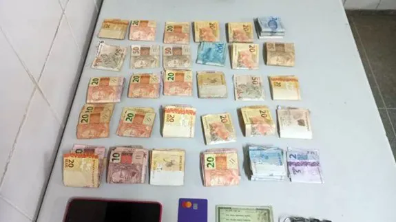 PM apreende R$ 2,8 mil sem comprovação de origem após abordagem em Guanambi