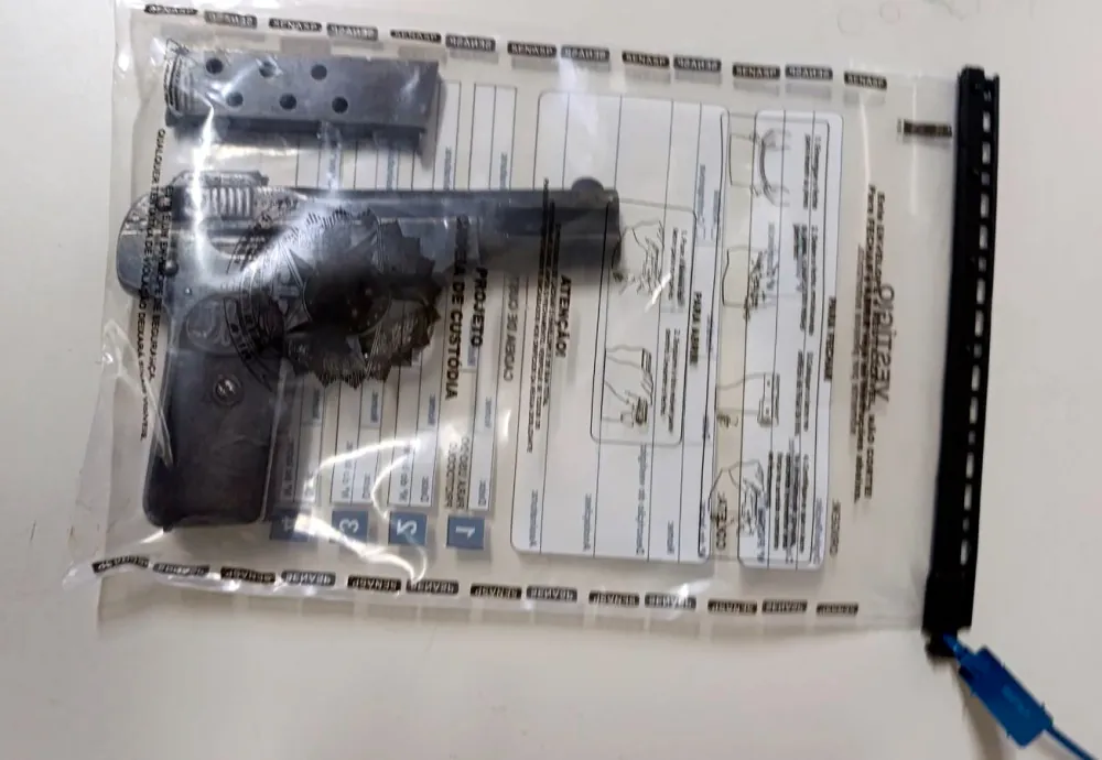 Rondesp-MO apreende pistola e conduz suspeito durante ação no bairro Aeroporto Velho, em Guanambi