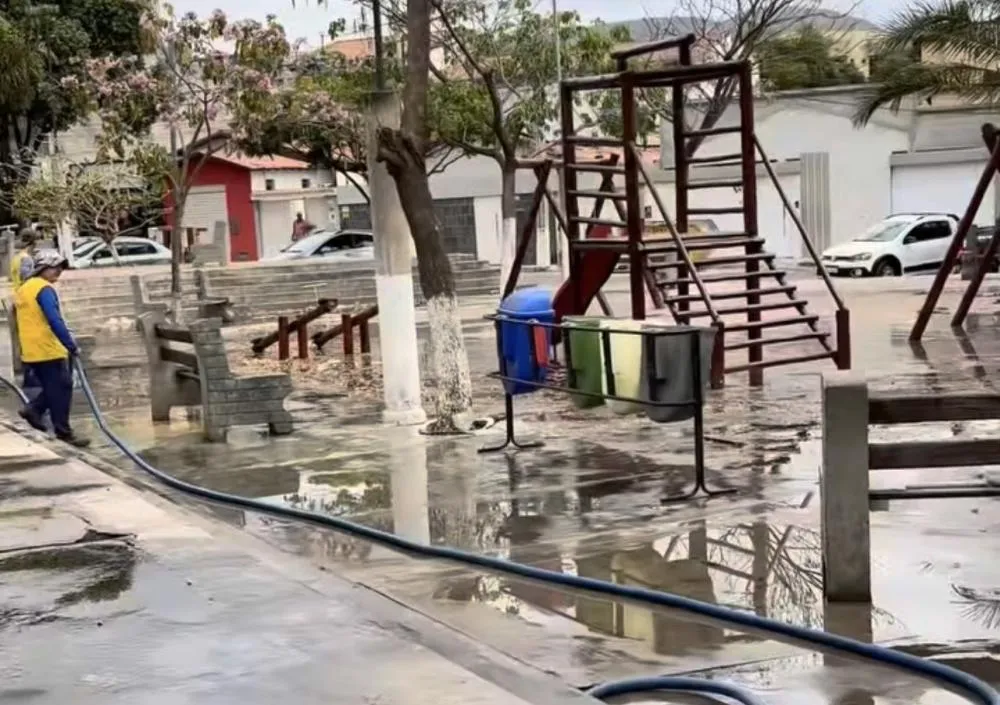Prefeitura de Brumado recupera parque infantil da Praça Heráclito Cardoso e faz limpeza do local