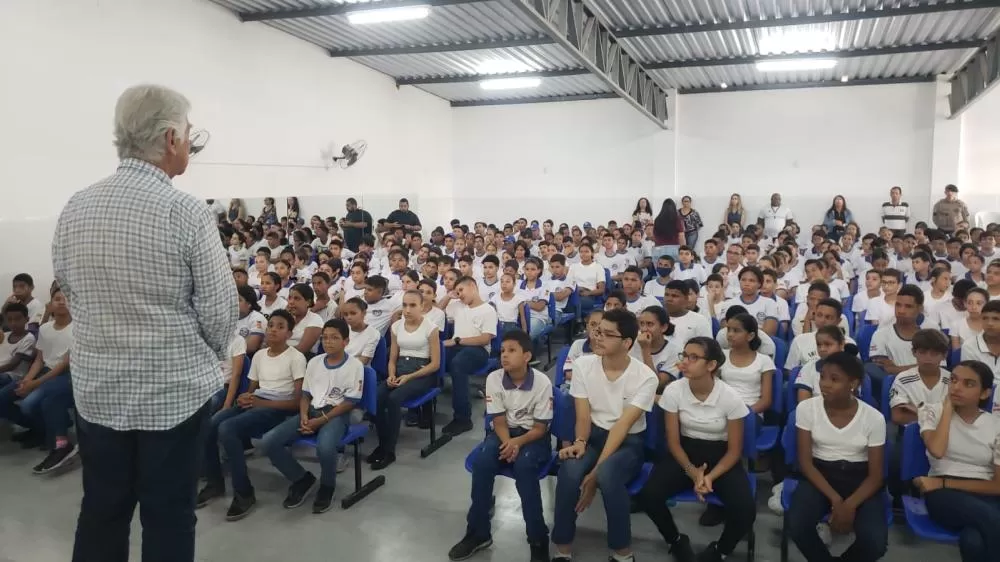 Prefeitura de Brumado entrega fardamentos cívico-militares a alunos e profissionais da educação