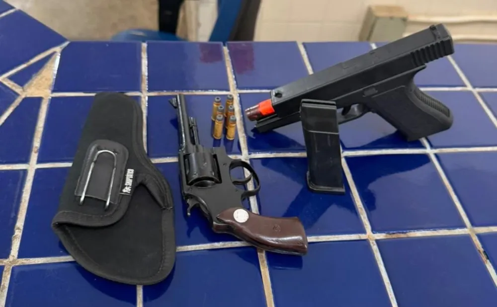 Polícia Militar prende homem em flagrante por ameaça, violência contra mulher e apreende arma de fogo em Brumado 