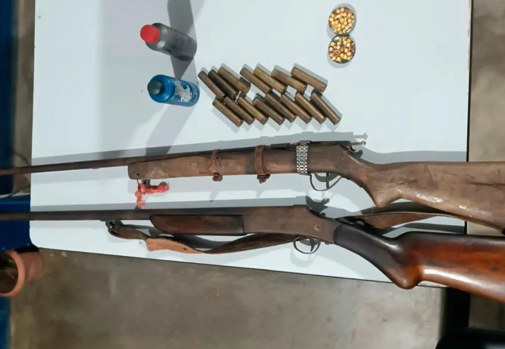 Polícia Militar apreende armas de fogo após denúncia de violência doméstica em Livramento de Nossa Senhora