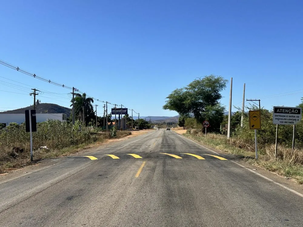 Novo quebra-molas é instalado na rodovia BA-148, em Brumado, próximo à Lagoa do Arroz