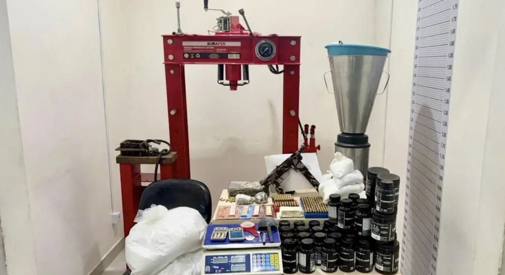 PMBA desarticula laboratório de drogas e apreende submetralhadora em Vitória da Conquista