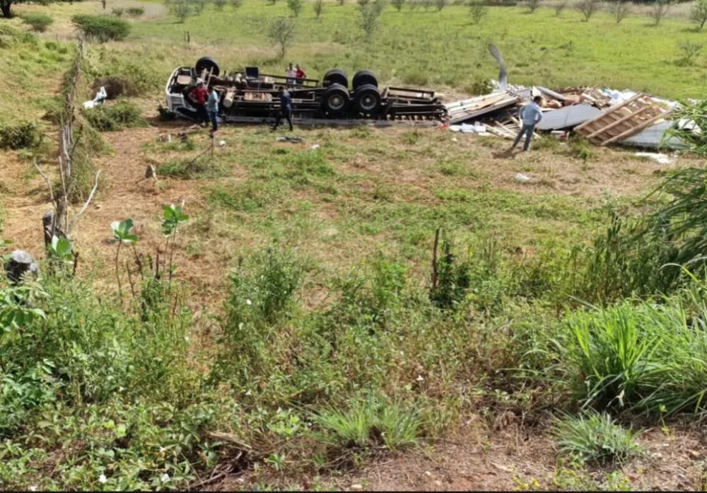 Tragédia na Rodovia BR-030: Capotamento deixa uma pessoa morta e outra ferida