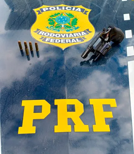 Com revólver municiado na cintura, caminhoneiro é preso na Chapada Diamantina