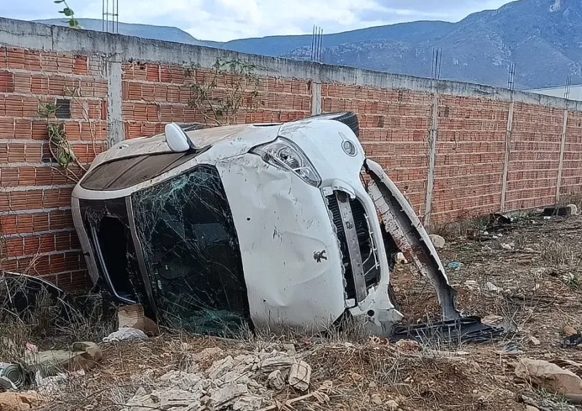 Carro tomba após motorista desviar de cachorro na BA-152, em Livramento de Nossa Senhora