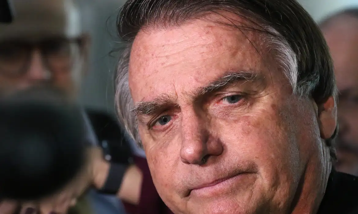 Bolsonaro apresenta crise de soluços e pressão alta após procedimento