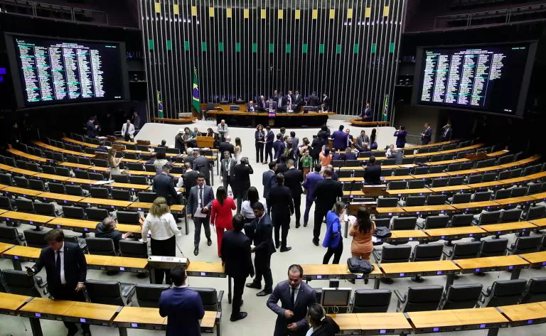 Câmara dos Deputados aprova projeto que viabiliza isenção do IR para quem ganha até dois salários mínimos