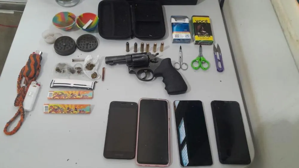 Polícia Militar apreende arma de fogo e drogas em abordagem na entrada de Rio de Contas