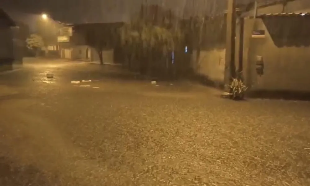 Ruas ficam alagadas após chuva intensa na madrugada desta segunda-feira em Brumado