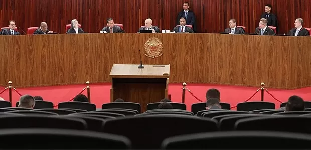 Com o placar de 3x1 pela inelegibilidade de Bolsonaro, TSE suspende julgamento