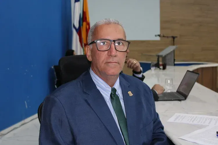 Presidente da Câmara de Brumado, Rubens Araújo, homenageia servidores públicos pelo seu dia