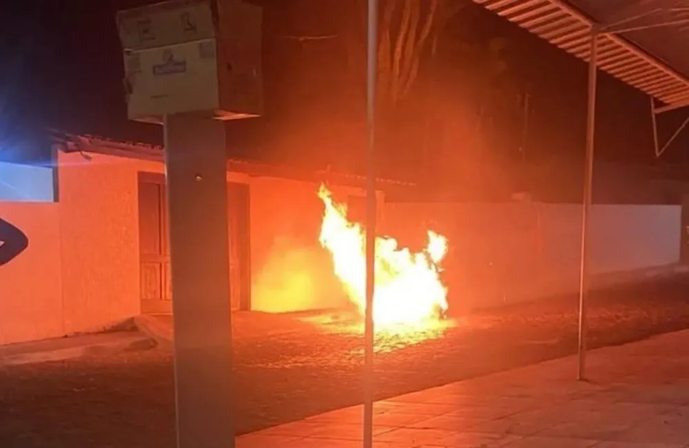 Carro do prefeito de Botuporã é incendiado por homem encapuzado