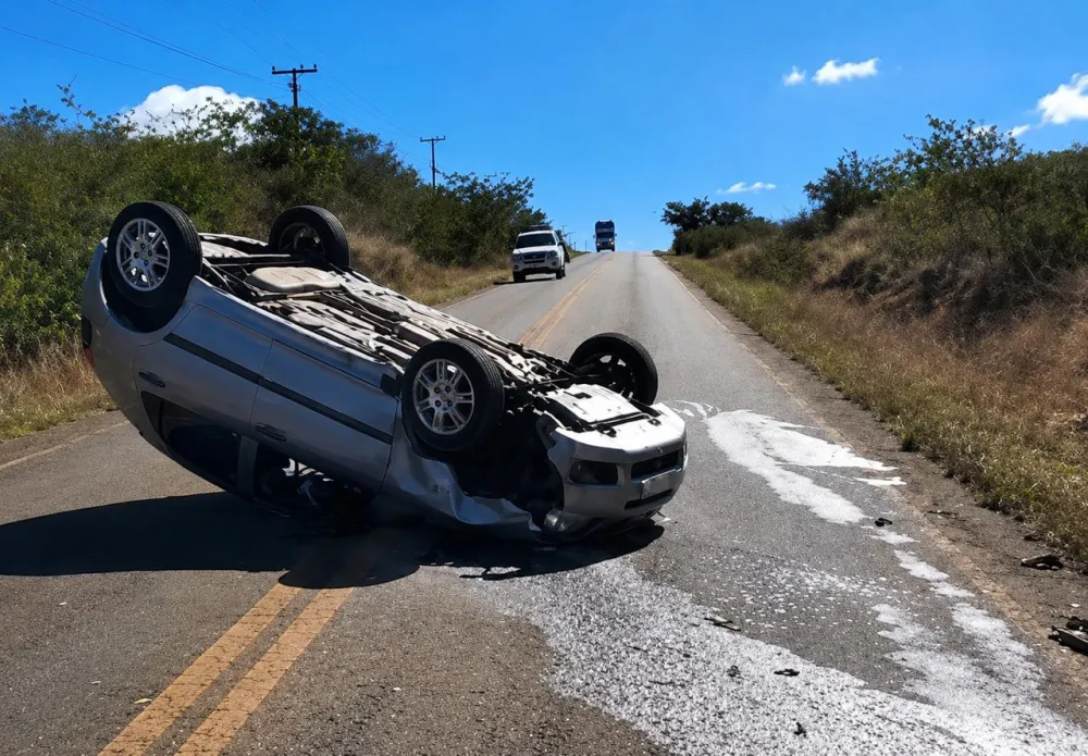 Acidente deixa veículo tombado no meio da pista na BA-623, entre Vila Mariana e Maetinga