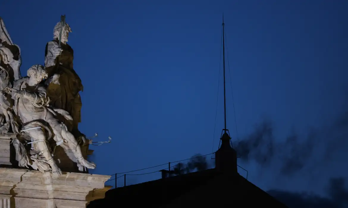 Fumaça preta: cardeais ainda não escolheram papa