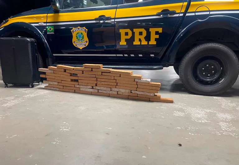 Em Vitória da Conquista, PRF apreende mais de 30 kg de maconha ao fiscalizar um ônibus