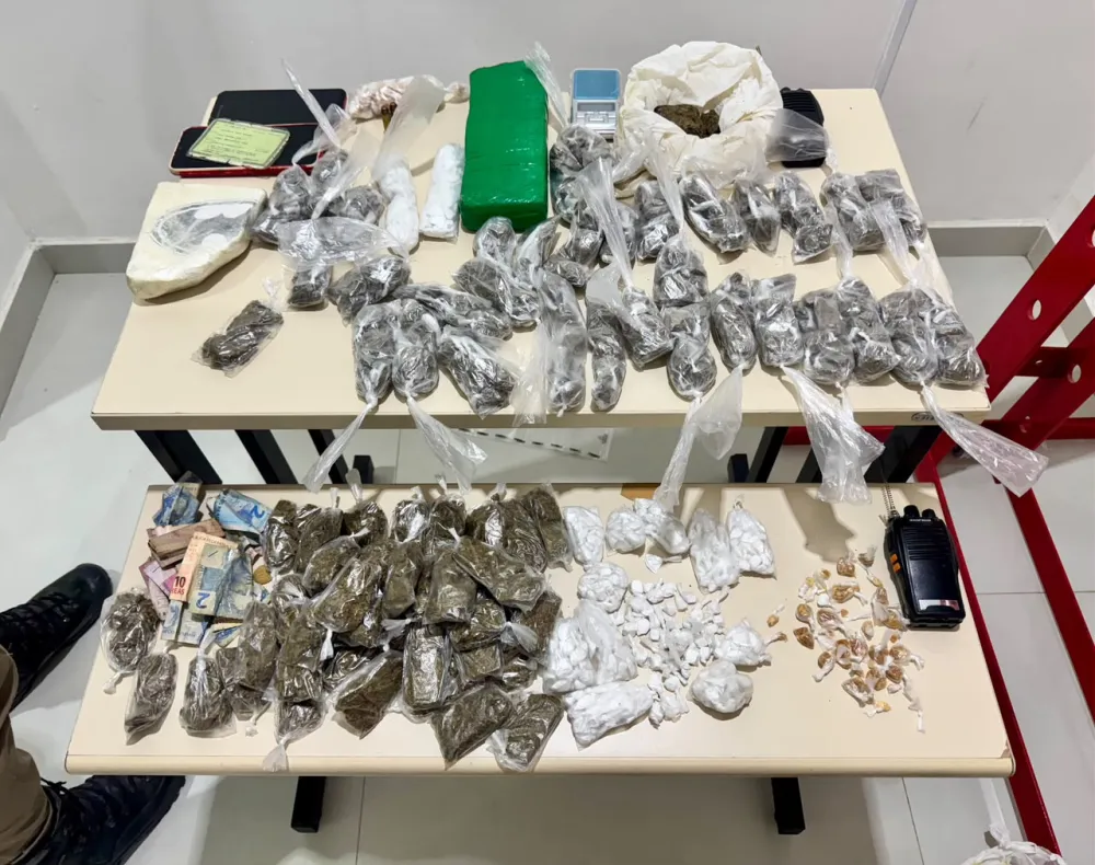 PM apreende drogas, munições e materiais ligados ao tráfico em Barra do Choça