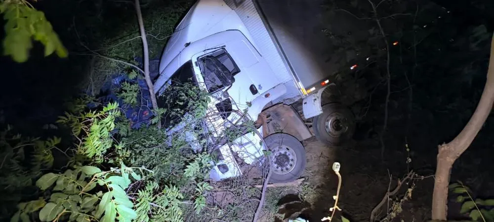 Caminhão perde freios, colide com poste e pega fogo na Serra das Almas, em Livramento de Nossa Senhora