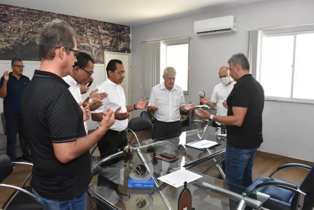 Prefeito de Guanambi recebe as bênçãos dos padres das paróquias do município