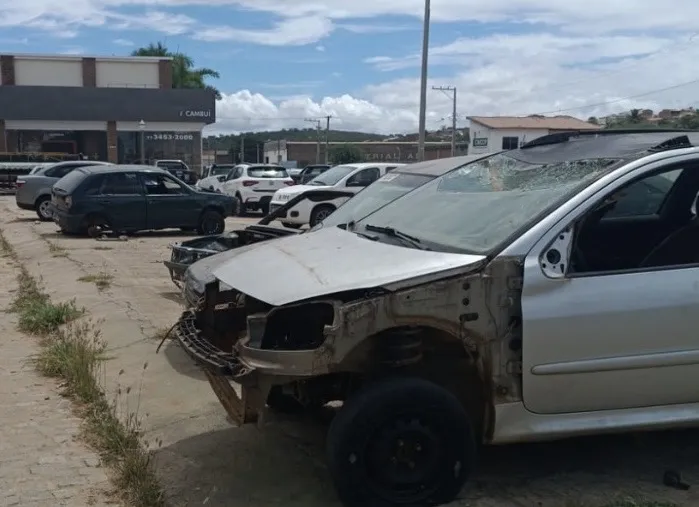 SMTT de Brumado inicia remoção de veículos abandonados das ruas