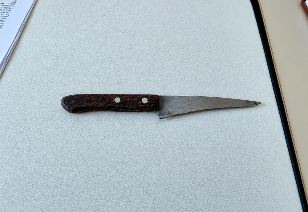 Aluno é flagrado com faca escondida no calçado durante entrada em escola de Urandi